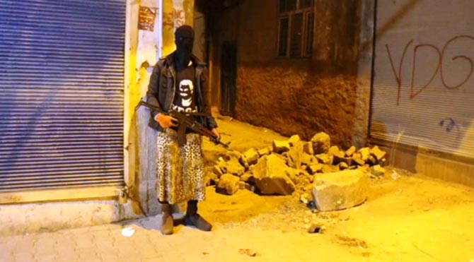YDG-H, Diyarbakır merkezinde Kalaşnikoflarla nöbet tutup hendek kazdı.