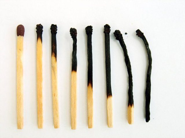 6. Sadece bir tek kibritiniz var, içinde bir gaz lambası, bir gaz sobası, ve bir de mum bulunan karanlık ve soğuk bir odaya girdiniz… Önce hangisini yakarsınız?