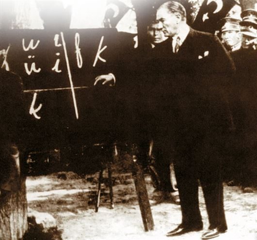 Türk alfabesinde "q" "x" ve "w" harflerinin bulunmaması.