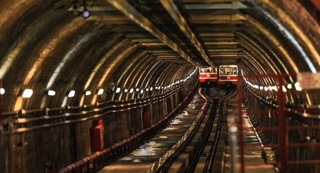 Dünyanın en eski ikinci metrosu olan "Tünel"in 1875 yılında hizmete girmesi.