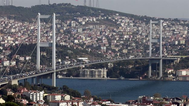 1503 yılında Leonardo da Vinci'nin İstanbul Boğazı'na bir köprü kurma fikrini ve planlarını ortaya attığı fakat gerçeğe döndürülmemesi