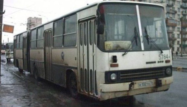 Eski bir yolcu otobüsü olan Ikarus'u, Petersburglu ustalar yeniden inşa etti.