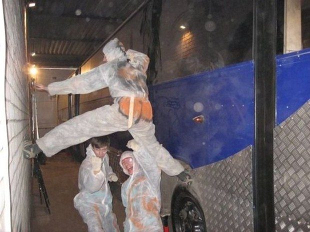 Bar kısmı için yüksek sandalyeler ve göz alıcı spotlar koyuldu.