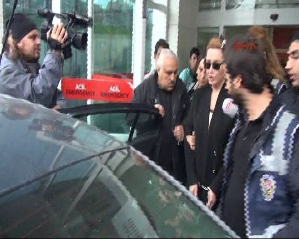 Burada ifadesi alınan Deniz Seki, tutuklanarak Bakırköy Kadın Kapalı Ceza İnfaz Kurumu’na getirilerek cezaevine kondu. Seki’nin, uyuşturucu madde kullanmaktan ve ticaretini yapmaktan 6 yıl 3 ay hapis cezası var. Ünlü isimler dün akşam polis tarafından yakalanan Deniz Seki’yle ilgili yorumlarda bulundu.