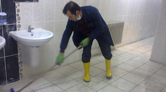 gazi-tuvalet-temizliyor-371.jpg