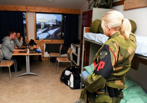 Kışlalardaki ortak koğuşlarda 4’ü erkek 2’si kadın olmak üzere toplam 6 askerin kalması öngörülüyor.