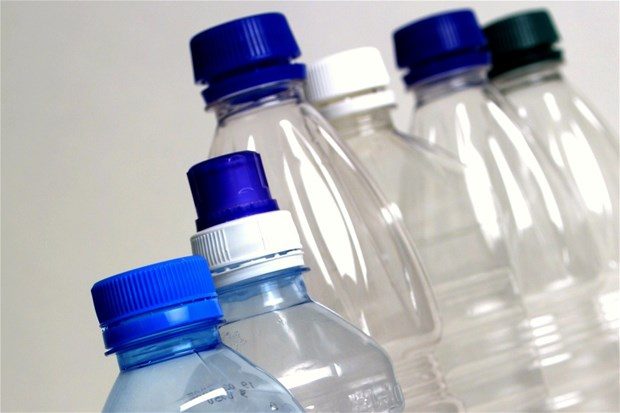 Amerikalılar çöpe saatte 2.5 milyon plastik şişe atıyor, yani her üç haftada bir Ay`a ulaşmaya yetecek uzunlukta şişe birikiyor