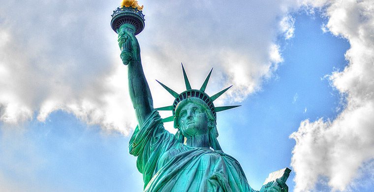 Özgürlük heykeli 28 Ekim 1886 yılında görkemli bir törenle açılmış olan anıt, günümüzde New York'un ve genel olarak ABD'nin simgesi haline gelmiş durumda.