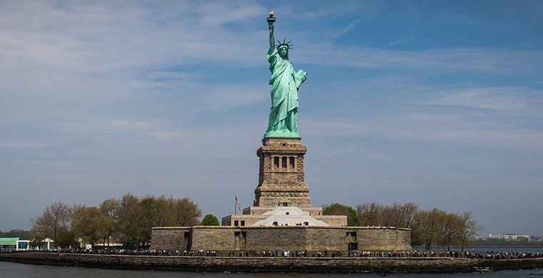 Heykelin kendi boyu,tepeden meşaleye kadar 46 metredir. Bu, 22 katlı bir binanın uzunluğuna denktir. Yapıldığı tarihte Paris'te, açıldığı tarihte de New York'taki en yüksek yapı oydu. Kaidesini de dahil edersek uzunluğu tam 93 metreye çıkar. (Burnunun uzunluğu 1.48 cm'dir.)Toplam ağırlığı ise 204 tonu bulmaktadır.