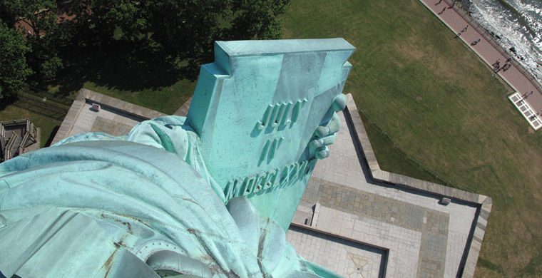 Heykelin sol elinde tuttuğu tabletin üzerinde Romen rakamlarıyla Amerika'nın bağımsızlık günü olan 4 Temmuz 1776 tarihi yazılıdır (July IV, MDCCLXXVI).