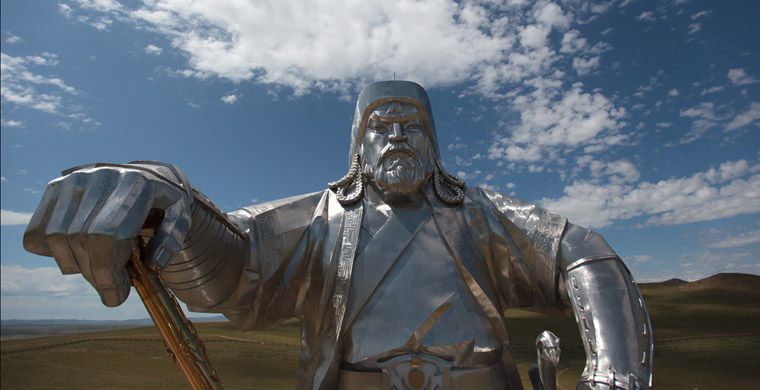 Cengiz Han'ın dev heykeli Moğolistan'ın başkenti Ulanbatur'a bir saat uzaklıkta çöl ortasında inşaa edilen dev "Cengiz Han" heykeli görenleri şaşırtıyor.