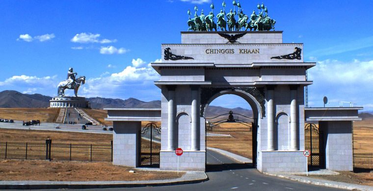 Çelikten yapılan ve "Altın Kamçı" olarak adlandırılan heykelin içinden geçen bir asansörle atının kafasına ulaşan ziyaretçiler, buradan uçsuz bucaksız Moğol bozkırını görebiliyor.