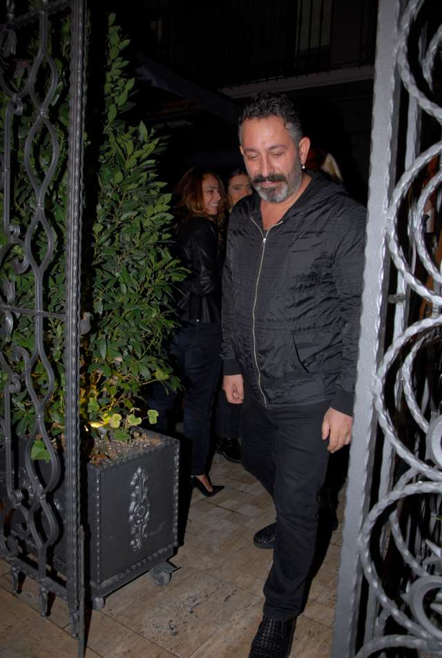 Cem Yılmaz sergi için "Güven Kıraç çok güzel işler yapmış, beğendim daha güzel işler yapar inşallah" dedi. Magazin dünyasında çok konuşulan ve Levent Kırca'nın Pek Yakında filminin senaryosu bana ait iddiası ve tazminat davası açmasını değerlendiren Cem Yılmaz "Evet tazminat davası açmış, çok üzücü bir durum başka bir şey düşünemiyorum" dedi.