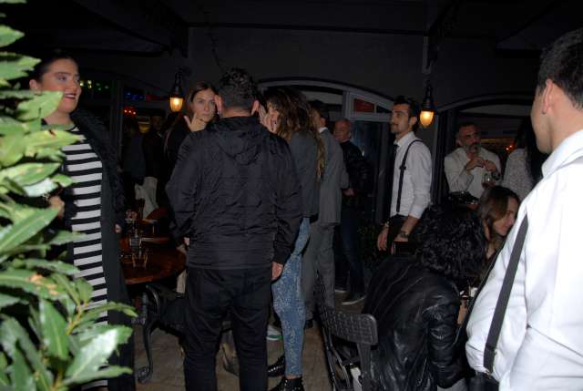 Cihangir'deki Carrine adlı mekanda düzenlenen sergiye ise ünlü isimlerden de destek geldi. Pek Yakında ekibinin yanı sıra Ceyda Düvenci ve Berrak Tüzünataç gibi isimlerde katıldı. Mekanda düzenlenen sergi sonrası yan tarafa geçen oyuncular düzenlenen after partiye katıldılar. SOZCU / Tarkan ABDULLAHOĞLU