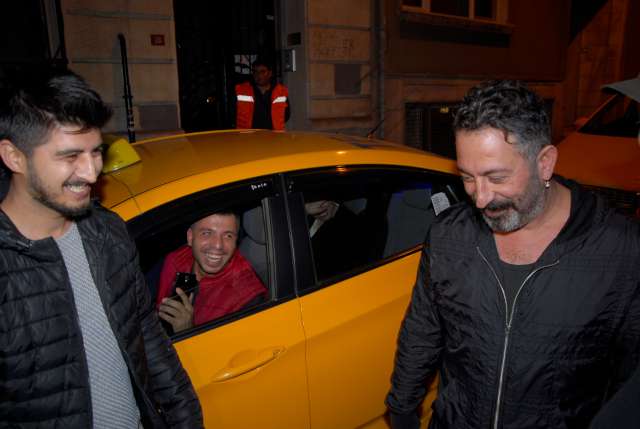 Uzun süre sonra magazin basınına samimi bir röportaj veren Cem Yılmaz'ın ve Ozan Güven'in bir hayli keyifli olması da dikkatlerden kaçmadı. Ozan Güven, Cem Yılmaz'ın gazetecilere konuştuğu sırada bir taksicinin seyir halinde durup fotoğraf çektirme isteğine ise gülmekten kırıldı. Yılmaz, kaçın diyerek hemen oradan uzaklaşırken, Güven ise "Cem ben gidiyorum, kız arkadaşını önden gönderdi demesinler" diyerek taksiye bindi. Bayan müşterisi bulunan taksiye binen Güven, bayan müşteriye şaka yaptığını belirterek özür dileyip yoluna devam etti.