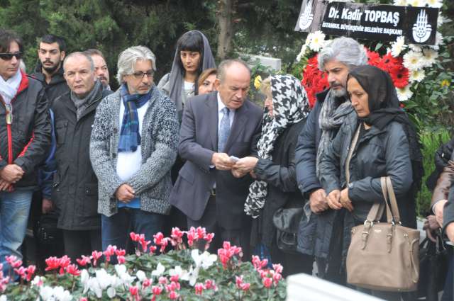 Yasin-i şerif ve dualar okunarak tamamlanan törenin ardından basın mensuplarının sorularını yanıtlayan Süheyl ve Behzat Uygur kardeşler ;