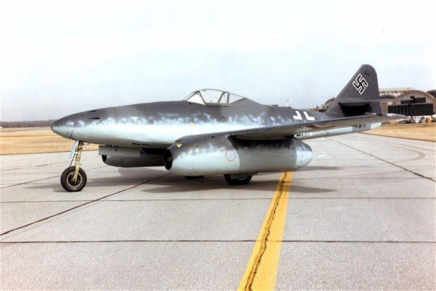 ME-262<br /><br />İlk savaş jeti olan ME-262 o zamanda devrim niteliğindeydi.Hızlı,güçlü ve yetenekli bir pilotun elinde korkunç bir silaha dönüşüyordu.