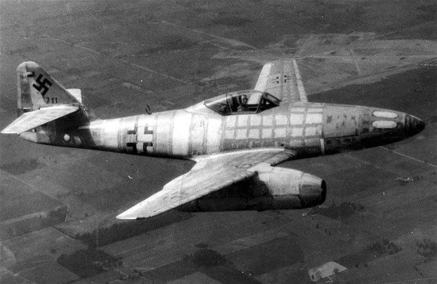 1942'de hazır olmasına rağmen führer uçakta birkaç ufak değişiklik istemiş 1944de savaşa katılmıştı. 1942de savaşa sokulsaydı acaba tarih nasıl değişirdi.