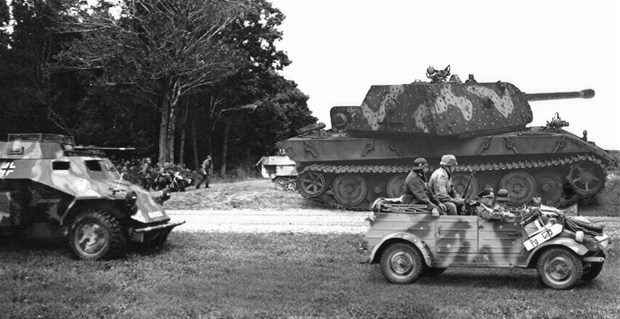 E-100<br /><br />1944de hitlere tank tasarımcıları 2 yeni tank tipi sunar ve birisini seçer seçilmeyen tank ise bu fakirdir.Seri üretime geçememiş güçlü bir tanktır.