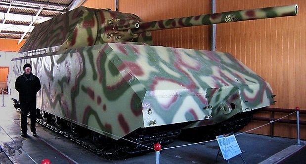 Maus<br /><br />1944'de Hitler'e tank tasarımcıları 2 yeni tank tipi sunar ve birisini seçer seçilen zengin ise bu tanktır ama savaş göremeden Ruslar tarafından ele geçirilmiştir.