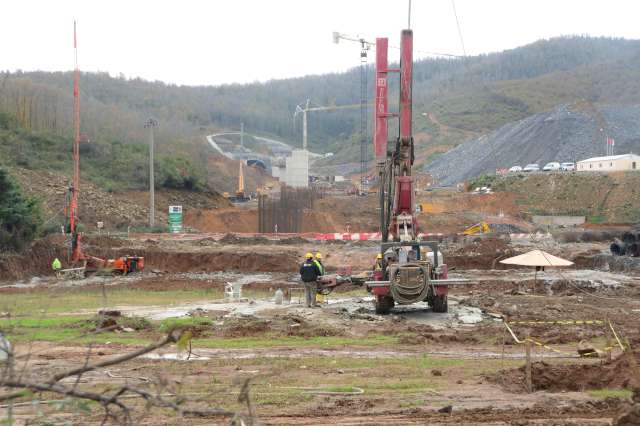 3. köprü viyadüklerinin hızla yükselmesiyle ve iş makinelerinin gürültüsünden dolayı çiftliğine uğramaz olan Megastarın çiftliğinin sefasını şu sıralar çalışanları sürüyor.