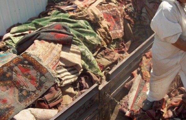 Vakıflar Genel Müdürlüğü'nün bakım ve onarım atölyesinin yanında yer alan depoda saklanan halı ve kilimlerin de çürümesinden endişe ediliyor. İklimlendirme sistemi olmayan depodaki halı ve kilimlerin bir kısmının nemden zarar gördüğü belirtiliyor.