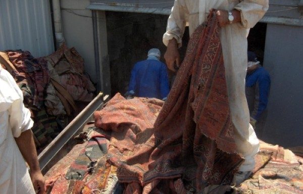 Kamyonlarla Ankara’ya taşınan halı ve kilimlerin sayısı 120 bini buldu. Bu halı ve kilimlerden 20 bininin çürüdüğü tespit edilerek, çöpe atıldı. Çürüyen halı ve kilimler arasında birkaç asırlık eserler de olduğu öğrenildi.
