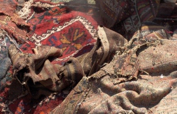 Vakıflar Genel Müdürlüğü'nün görevlendirdiği ekipler, 2006 yılında ülke genelindeki cami, mescit, depolardaki vakıflara ait halı ve kilimleri topladı.