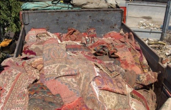 Türkiye’nin birçok şehrinden toplanan, vakıf malı tarihi 20 bin halı ve kilimin depolarda çürüdüğünü gösteren fotoğraflar ortaya çıktı.