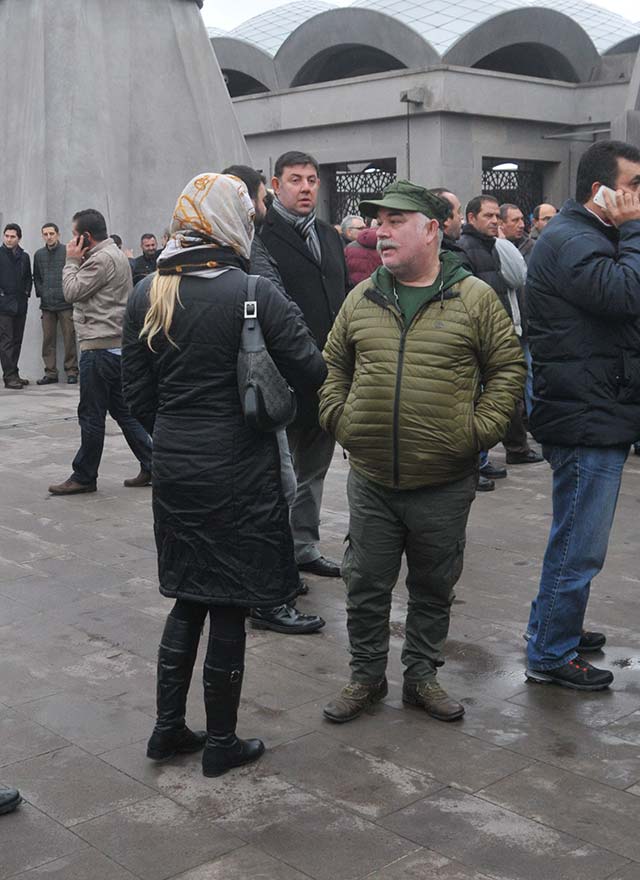 Merhume Serap Atlı'nın cenaze törenine Cem Yılmaz, Kenan İmirzalıoğlu, Mehmet Aslantuğ, Arzum Onan ve Oktay Kaynarca'nın da aralarında bulunduğu, magazin dünyasından birçok ünlü sima katıldı.