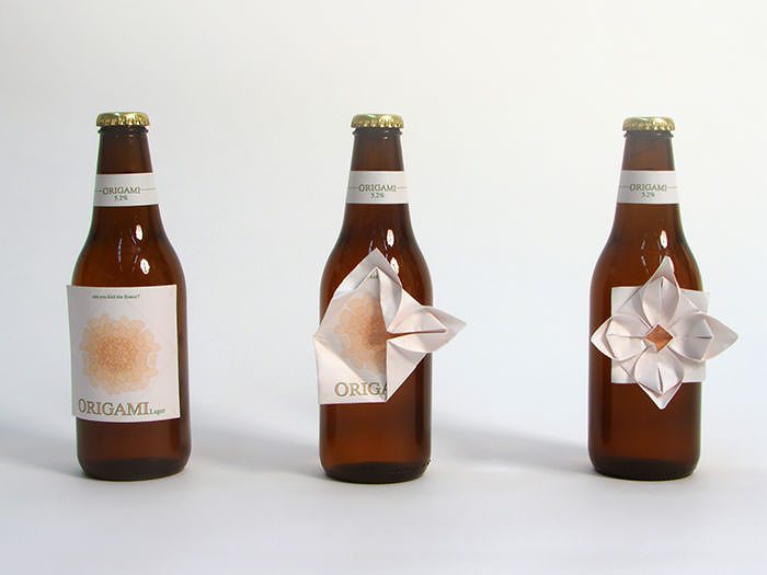 Hepimiz bira içerken farkında olmadan biranın çıkartmasıyla oynarız. Peki origami yapabilir miyiz? Bu şişelerle evet!