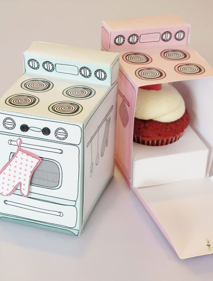 Oldukça yaratıcı bir kek paketi! Muffin, mini fırından yeni çıkmış hissi veriyor.
