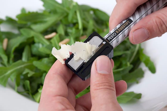 Parmesan peyniri rendelemek yerine kalemtraşla açmaya ne dersiniz?