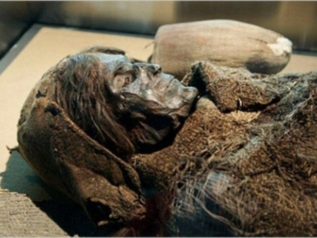 Çin'de yapılan arkeolojik bir kazıda bulunan 300 yıllık bir mumya, tabutun kapağını açar açmaz, oksijenle temas etmesi nedeniyle yaklaşık 1 saat içinde simsiyah oldu.
