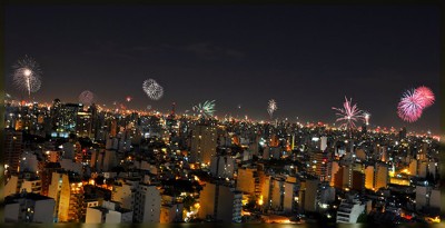1. Tutkunun şehri Buenos Aires <br /><br />Arjantin’in başkenti Buenos Aires, Güney Amerika’daki en pozitif, en keyifli şehirlerden biri. Ne diktatörler, ne krizler atlatsa da şehir bu pozitif ruhundan hiçbir şey kaybetmedi. Tangonun ve tutkunun şehri Buenos Aires, yılbaşında adeta kocaman bir dans pistine dönüşüyor.