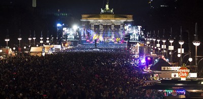 2. Uyumayan şehir Berlin <br /><br />Oldukça disiplinli olarak bilinen Almanlar, yılbaşı gecesinde kelimenin tam anlamıyla çıldırıyor. Berlin’de yılın son gecesi sabaha kadar kimse uyumuyor; 7’den 70’e herkes sokaklarda, dans ederek, içki içerek, şarkılar söyleyerek, sık sık da havai fişek ve maytap patlatarak eğleniyor. O gün pek çok yer gündüz saat 3’te kapansa da, halkın kutlama yapabilmesi için pek çok yerde pazarlar, stantlar, müzik sistemleri ve çeşitli eğlenceler bulunuyor.