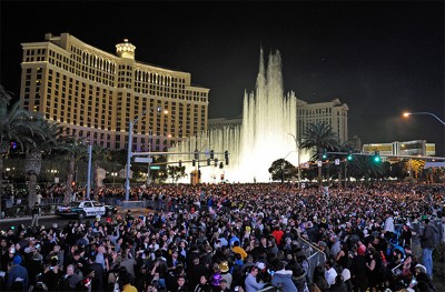 6. Tüm kapıların açıldığı şehir Las Vegas<br /><br />ABD ve yılbaşı denince akla hep New York'taki Times Meydanı gelir. Ancak eğer gerçekten eğlencenin doruklarına tırmanmak istiyorsanız, olmanız gereken yer Las Vegas. Çölün ortasında bütün bir gezegeni aydınlatacak kadar ışık saçan bu şehirde yeni yıla girmek, tam bir çılgınlık. Öncelikle yılbaşında Las Vegas'ta kapalı kapı yok! Her dükkan, her mekan, her kapı açık! Peki nasıl bir gün geçirmek istersiniz? Biraz Avrupa havası solumak isterseniz "Winter In Venice" etkinlikleri için Venetian and Palazzo'ya uğrayabilirsiniz.