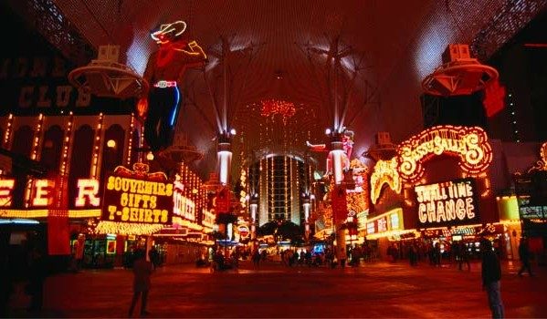 Ancak gerçekten kendinizi kaybetmek istiyorsanız Light, olmanız gereken yer. Müzik ve ışık şovlarıyla size çılgın bir gece sunan mekan Vegas'ın kesinlikle en parlak noktası. Dans ve müzik size göre değilse, Las Vegas'ın Casinolarında pokerden rulete, kollu makinalardan çekilişli oyunlara kadar zengin olmak için şansınızı deneyebilirsiniz!