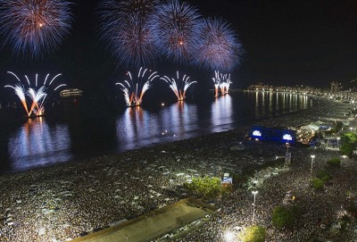 7. Rio de Janeiro’da denizin içinde partileyin <br /><br />Yılbaşı aslında Rio de Janeiro'da bir aile içi toplanma günü olarak algılanıyor. Bu sebeple saat 6'dan önce fast food dükkanları dahil bütün işletmeler paydos ediyor. Tüm çalışanlar ailelerinin yanına gidiyor. Bu sebeple yemeğinizi erken saatlerde yemeniz gerekiyor.