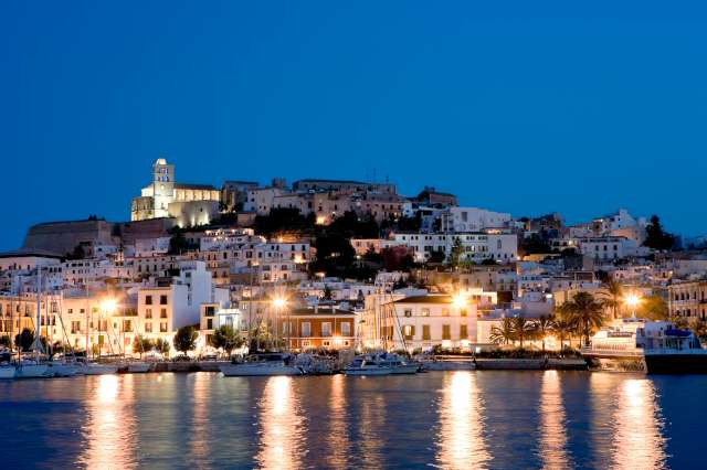 Çılgın bir gece için Ibiza Club Rouen gibi alternatif mekanların yanı sıra dünyaca ünlü eğlence merkezleri de yine Ibiza'da keşfetmenizi bekleyen yerler arasında. Amnesia, Pacha, Gala Night, Privilege gibi mekanlarda bütün bir geceyi eğlenerek geçirebilirsiniz. Sahilde ya da deniz kenarında olmak için ise Booom!, Space, Ushuaia gibi mekanlarda da Akdeniz'in akıntılarına karşı yeni yılı karşılayabilirsiniz.