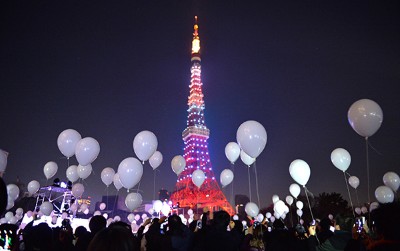 9. Karaoke ve özel şovlarıyla Tokyo <br /><br />Yılbaşına mümkün olduğunca erken girmek istiyorsanız, gözünüzü Uzakdoğu'nun en parlak şehri Tokyo'ya çevirebilirsiniz. Tokyo'da ne yapmalı derseniz özellikle, özel şovları kesinlikle kaçırmamanız gerekir. Coşkulu bir yılbaşı için, 60'a yakın genç kadından oluşan pop grubu AKB48'in programına katılabilirsiniz. Karaoke'nin başkenti olan Tokyo'da özel suit odalarda karaoke eğlencesine katılabilirsiniz.
