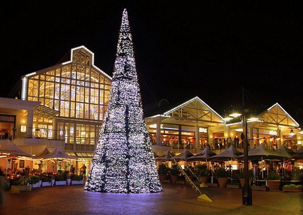 Yılbaşında sıcak havanın hakim olduğu Cape Town'da yılbaşı ruhunu yakalamak için "Christmas Wonderland"a giderek, gece için ihtiyacınız olan enerjiyi depolayabilirsiniz. Yemek meraklısı biriyseniz, Cape Town sizin için bir cennet olacaktır. Cape Town'da bütün damak tatlarına hitap eden yılbaşı menüleri, hemen her restoranda karşınıza çıkacaktır. Water Front Marina'da ya da Long Street'te gündüz eğlencelerine katılabilirsiniz.