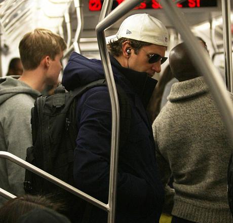 Son yılların en başarılı aktörlerinden Bradley Cooper, kendisini şapka ve güneş gözlüğüyle gizleyip ulaşım için metroyu tercih etti.