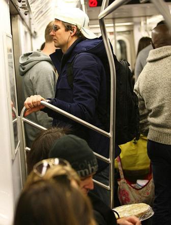 New York'lu metro yolcuları yanı başlarındaki bu kişinin iki kez Oscar'a aday olmuş 39 yaşındaki ünlü oyuncu olduğunu fark etmeden yolculuklarını tamamladı.