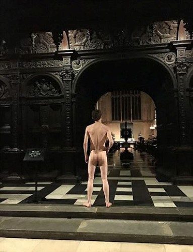 Cambridge Üniversitesi öğrencileri, Kim Kardashian'ın pozunu taklit etti.