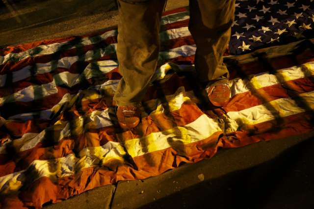 St. Louis Başsavcısı Robert McCullogh, jürinin saatler öncesinden aldığı kararı Pazartesi akşam geç saatlerde açıkladı. Karara göre, polis memuru Darren Wilson yargılanmayacak.