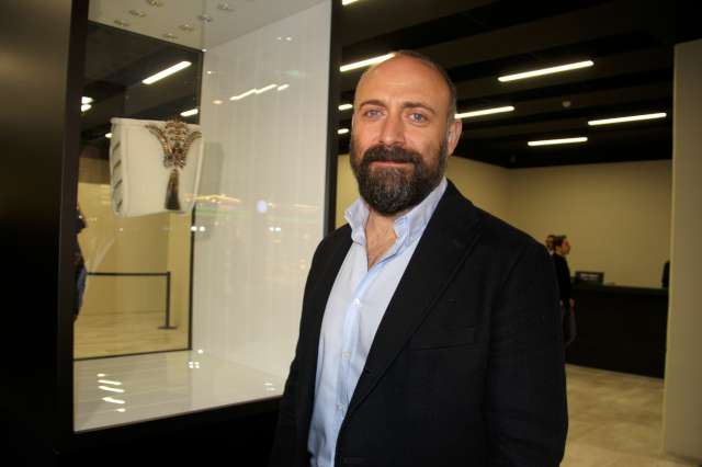 Halit Ergenç ‘Benim için Muhteşem Yüzyıl’ın önemi çok büyük. Sanki bir işi sıfırdan kuruyormuşum gibi hissetmiştim. Bütün oyuncular sahibi gibi hissediyor olabilir ama Muhteşem Yüzyıl benim gerçekten çocuğum gibi.