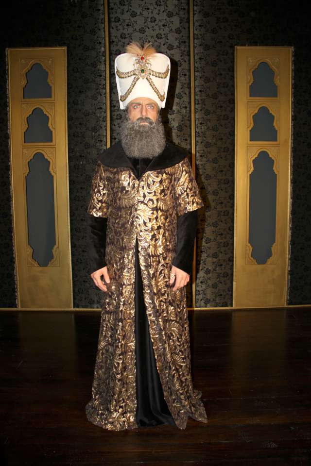 . Ergenç, kendisinin bu rolle anılmasının uzun süre devam edeceği konusuyla ilgili soruya ise ‘Artık Sultan Süleyman benden çıktı. Baktığımızda şu anda eski diziler de yayınlanıyor.’ Cevabını verdi.