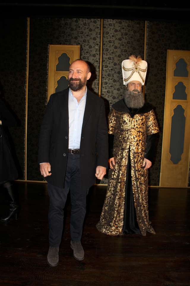 Kendimi o şekilde dışarıdan ilk defa gördüm. İçimde inanılmaz şeyler oldu, bunları tarif etmek zor. Bir an bayağı bir gittim, kötü oldum. Ama çok kalabalık olduğunuz için duygularımı sanırım fazla belli demedim ‘ dedi.