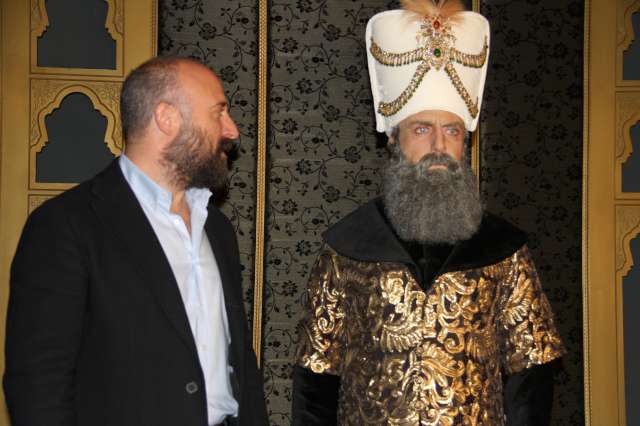 14 aylık yeni bir çalışma ile hazırlanan Teşhir-i İhtişam sergisinde dizinin geçtiği mekanlar 20 ana galeride yeniden tasarlandı.On farklı imalat disiplininde 4.800 adam/gün emek harcanarak oluşturulan serginin planlama ve gerçekleştirme süreci 1,5 yıl sürdü.